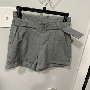 High waist houndstooth shorts with decorative belt